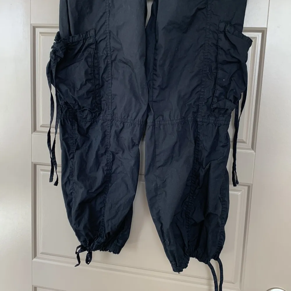 ABERCROMBIE AND FITCH WOMENS BLACK CARGO PANT SMALL SHORT - Image 3