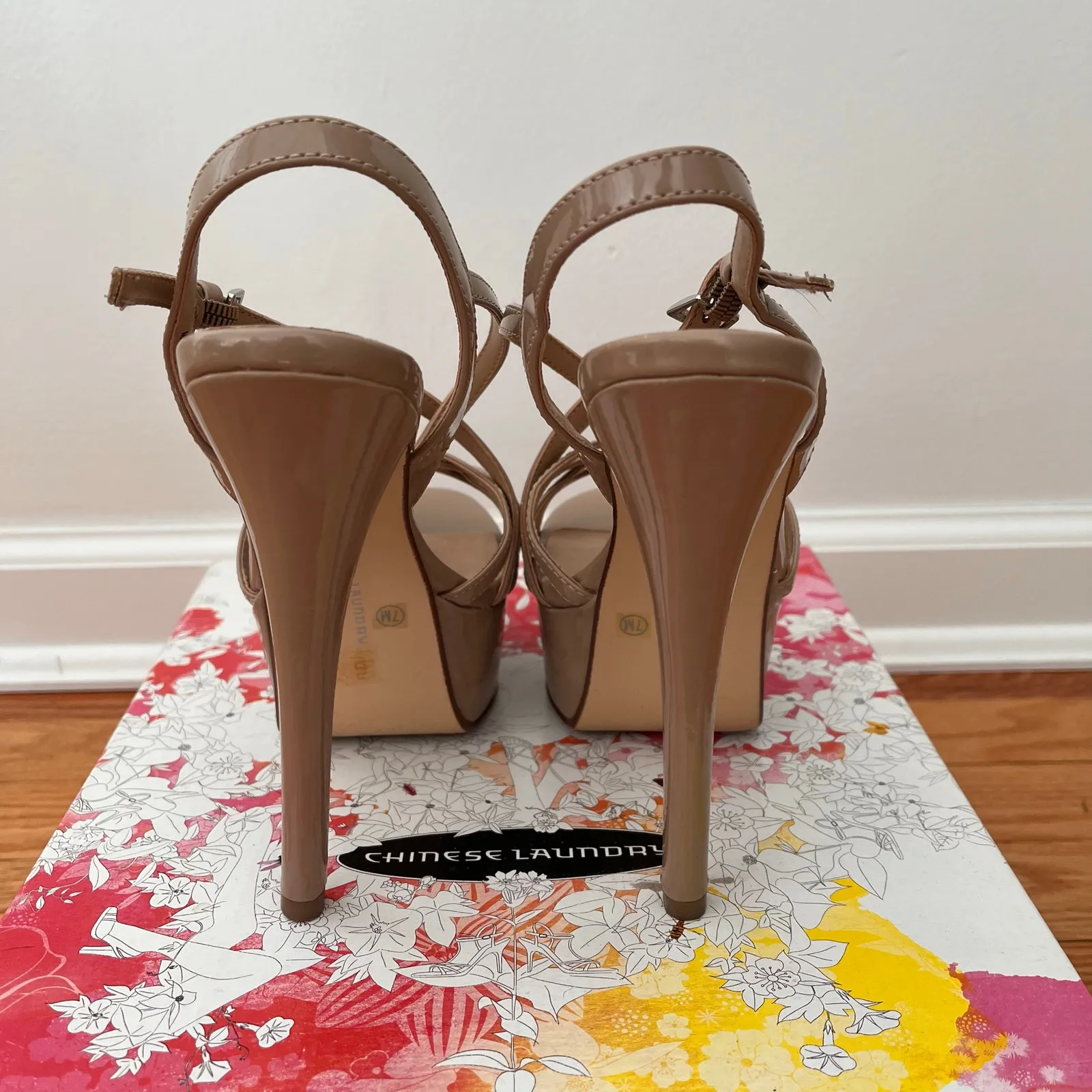 EUC Chinese Laundry Teaser Strappy Platform Heels size 7 - Image 5