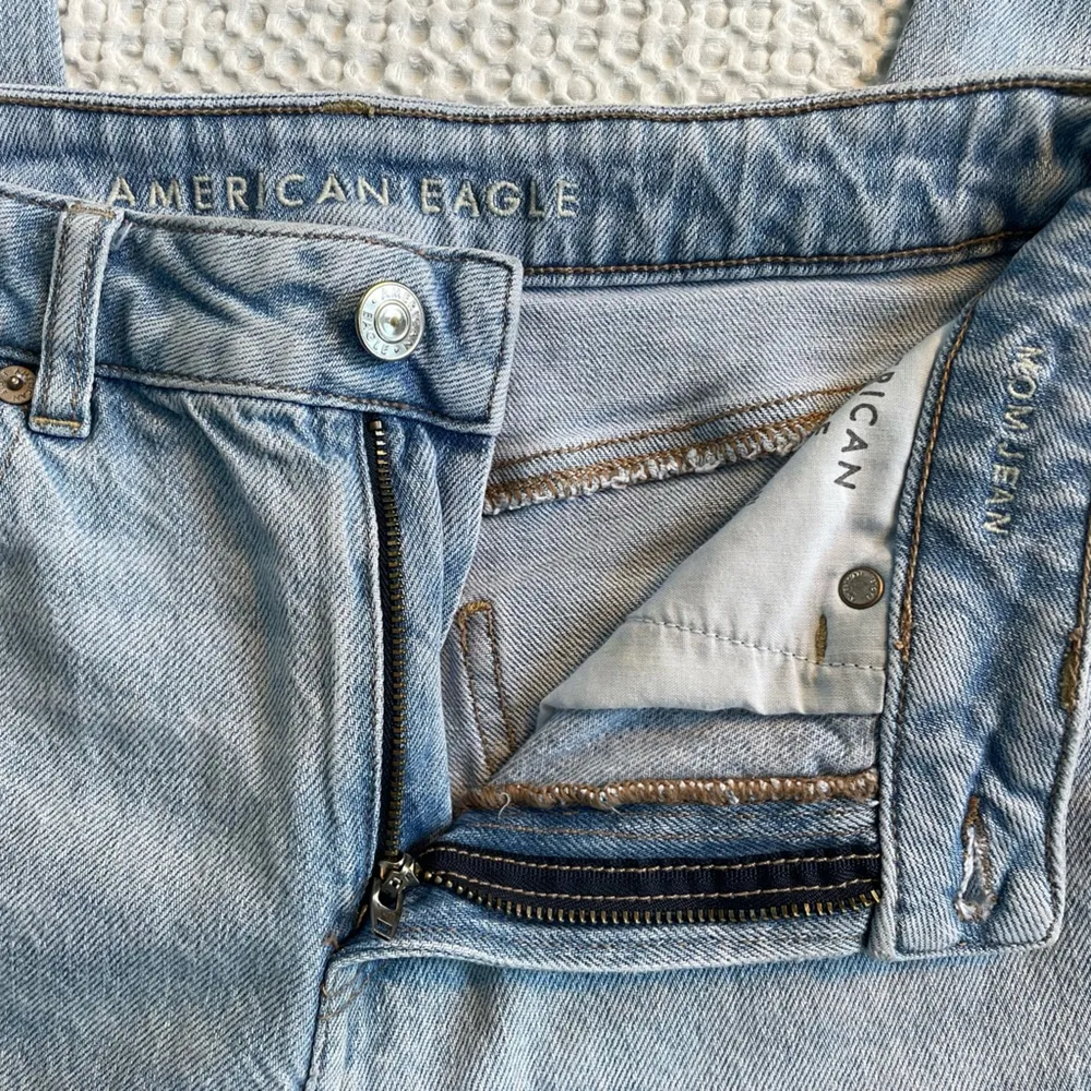 AMERICAN EAGLE Women’s AE Strigid Mom Jean in Blue Breeze Wash Denim Size 4L - Image 14