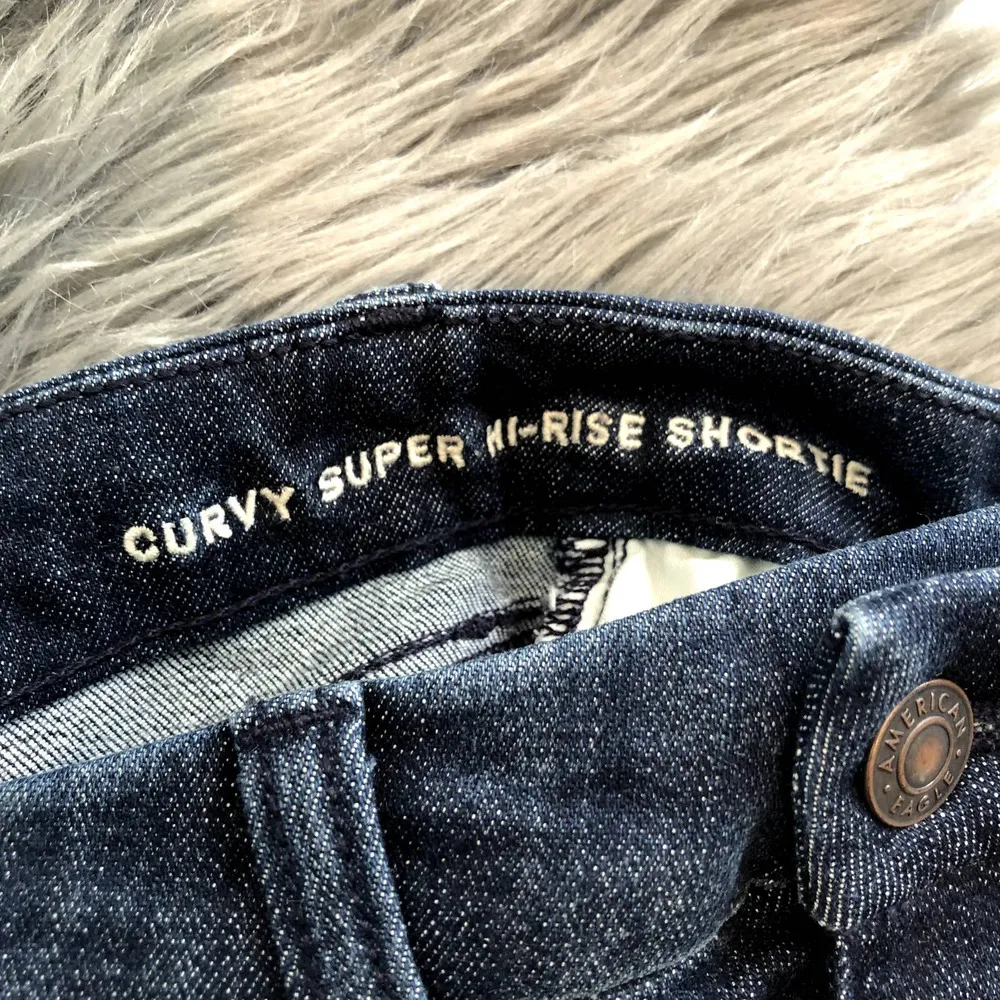 new american eagle curvy super hi-rise shortie dark wash denim jean shorts 6 - Image 4