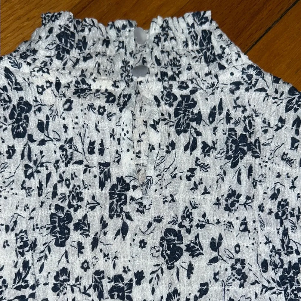 Adiva Black and White Ruffled Sleeveless Blouse - Image 5