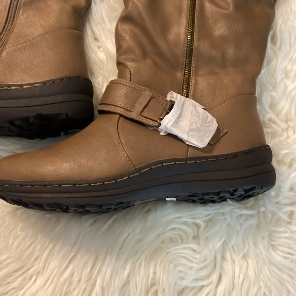 Beautiful Dream Pairs Women’s Boots Brand New size 10 - Image 2