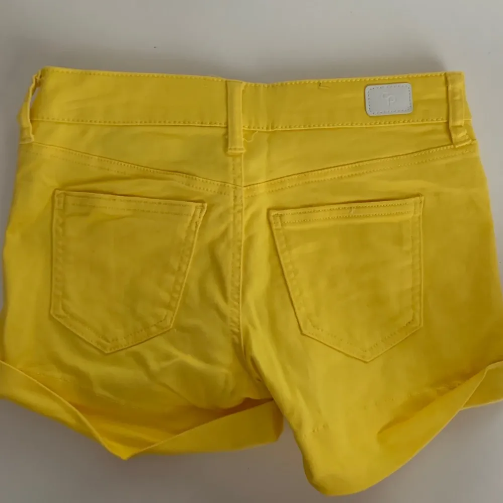 Yellow shorts - Image 4