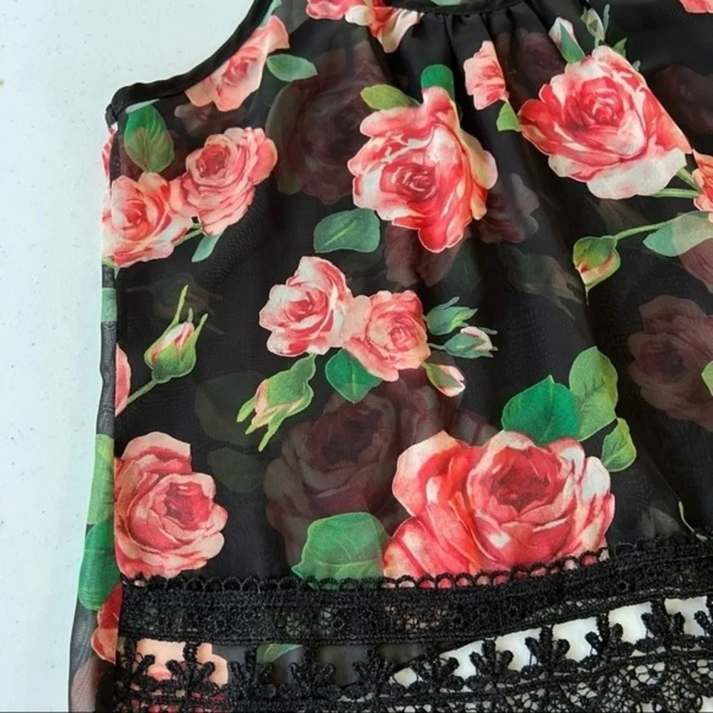 Love Culture floral spaghetti strap crochet hem tank top size small - Image 3