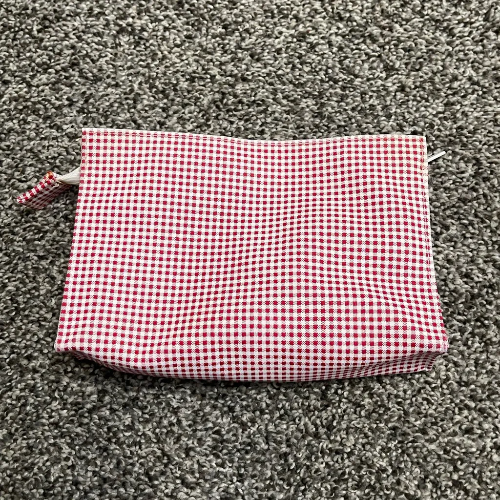 Estée Lauder Red and White Checkered Cosmetic Bag Zip Up Make Up Purse - Image 5