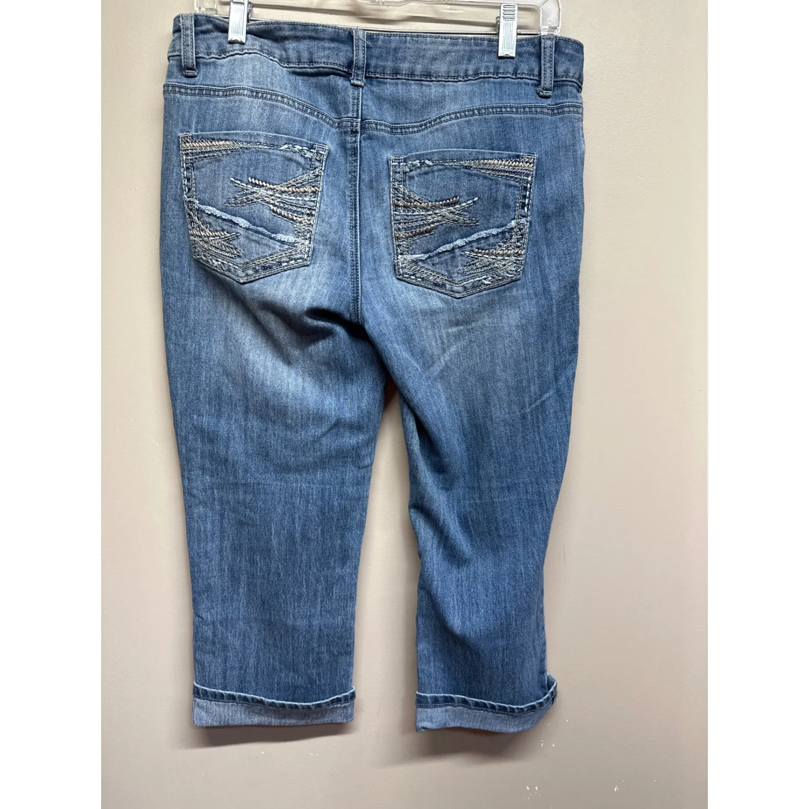 Maurices Womens Light Wash Embellished Pocket Capri Jeans Size 8 - Image 3