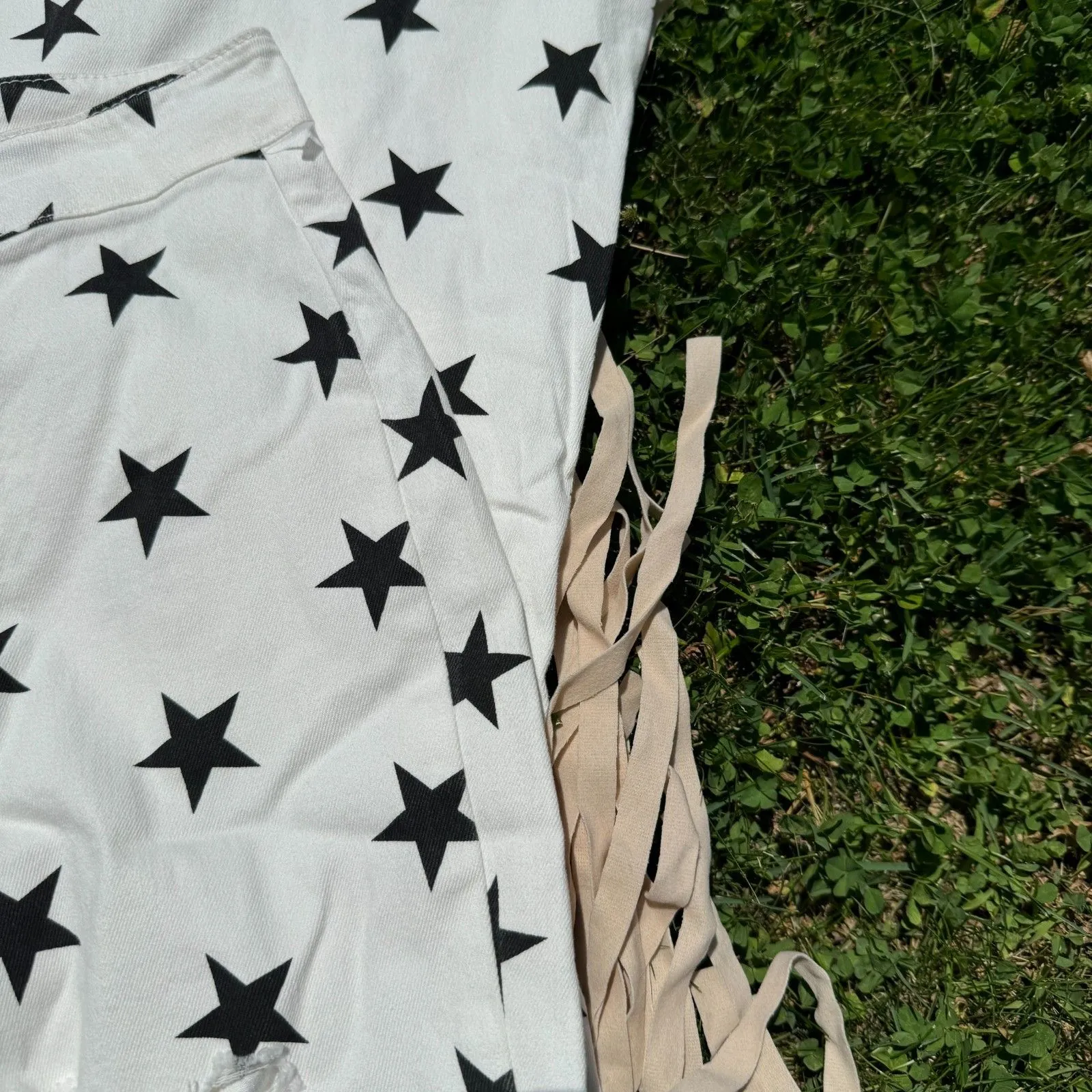 Peach Love California White Star Print Fringe Bell Bottom Jeans Size S Boho - Image 2