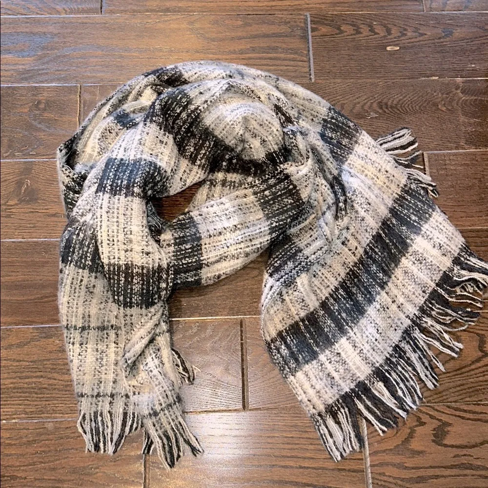 Lauren Ralph Lauren Black and White large Plaid Scarf with fringe - Image 2