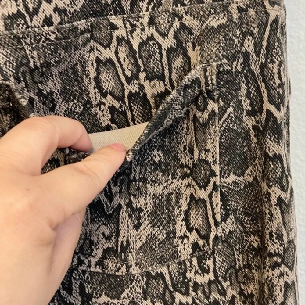 SPANX Visit the SPANX Store
Spanx Jean-ish Ankle Leggings Taupe Snakeskin sz XL - Image 4