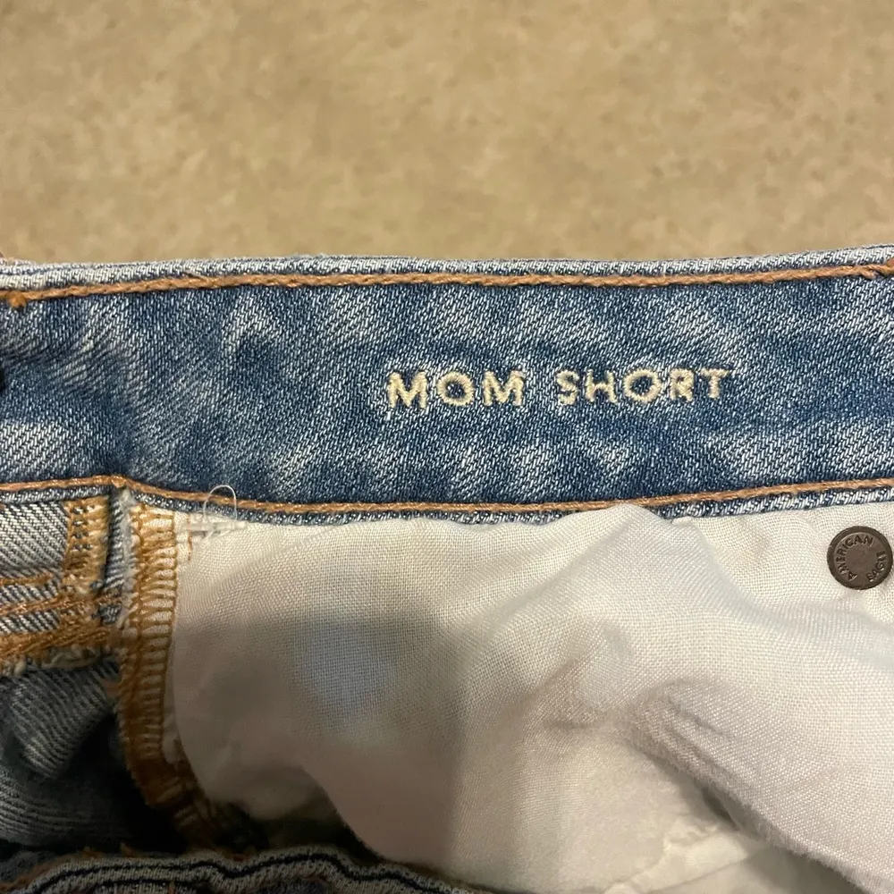 American Eagle  acid wash mom short - Image 3
