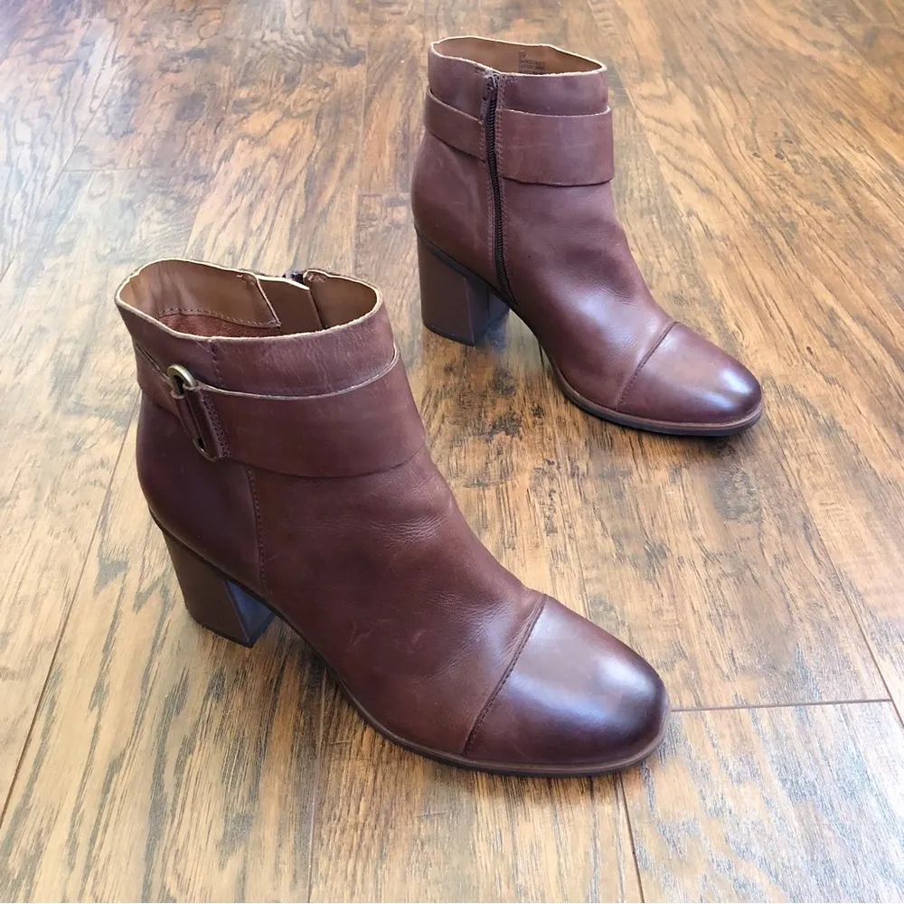 Korks • Decola Bootie brown block heel ankle boot moto leather cap toe - Image 2