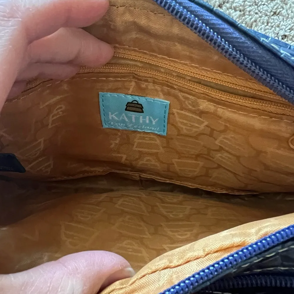 Kathy Van Zeeland Blue faux Pat.Croc Embossed Organizer Crossbody Bag purse - Image 7