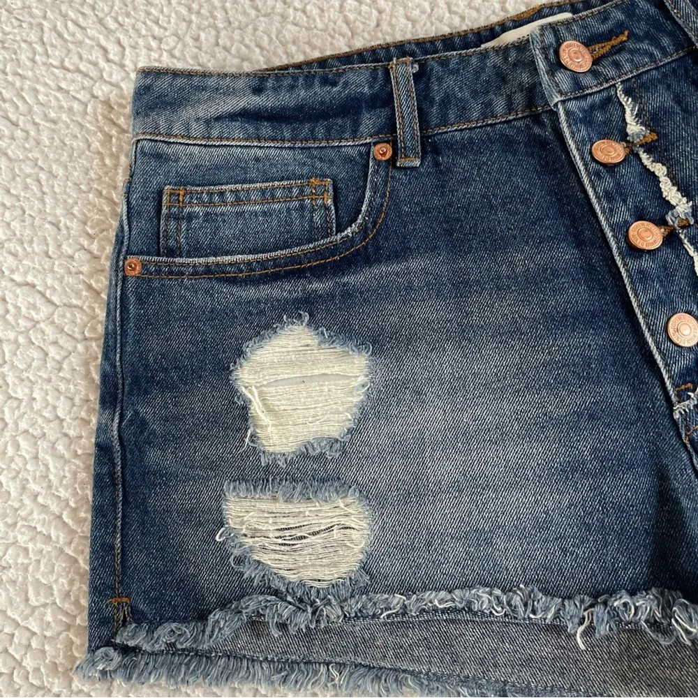 Forever 21 Distressed Button Denim Shorts Size 29 Raw Hem High Waist - Image 4