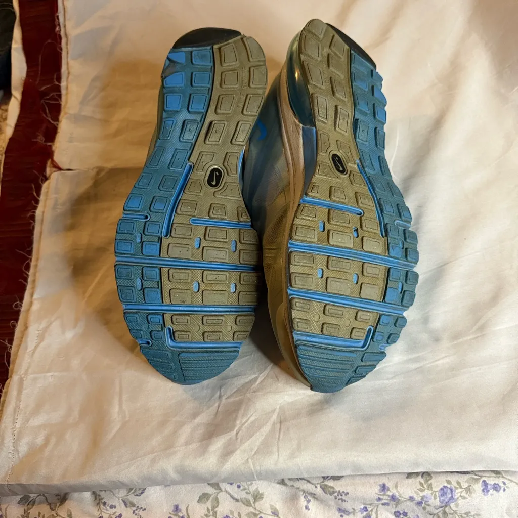 Nike  Blue and Gray Athletic Shoes - Image 5