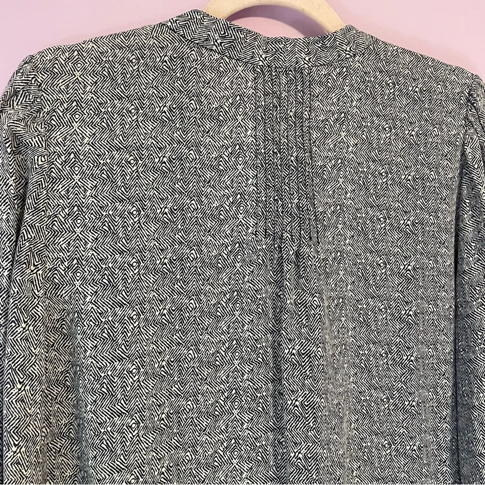 Joie 100% Silk Blouse V Neck Button Long Sleeve Bow Collar Size Medium - Image 8