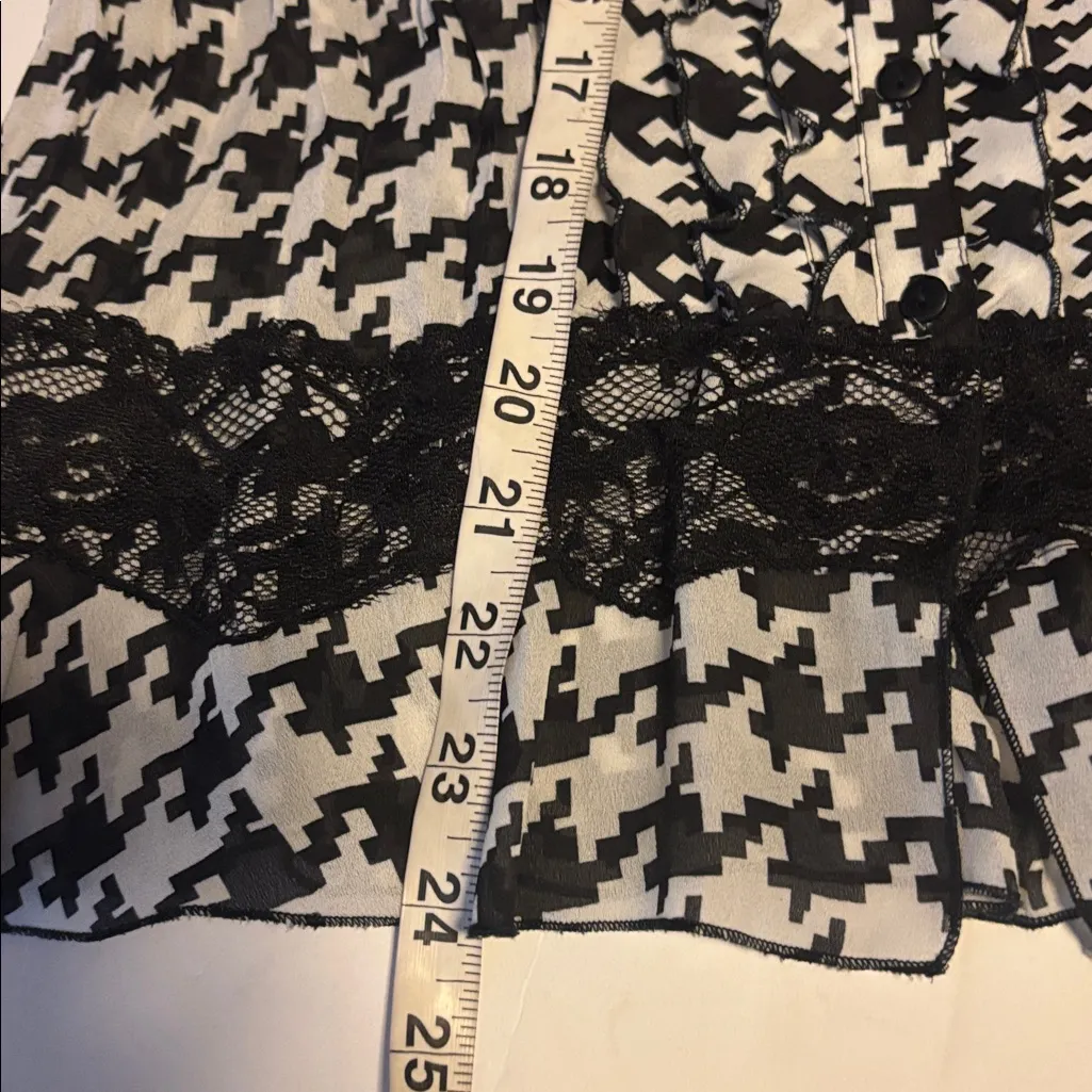 ALLISON TAYLOR BLACK AND WHITE HOUNDSTOOTH BLOUSE WITH LACE ON BOTTOM SIZE LARGE - Image 8