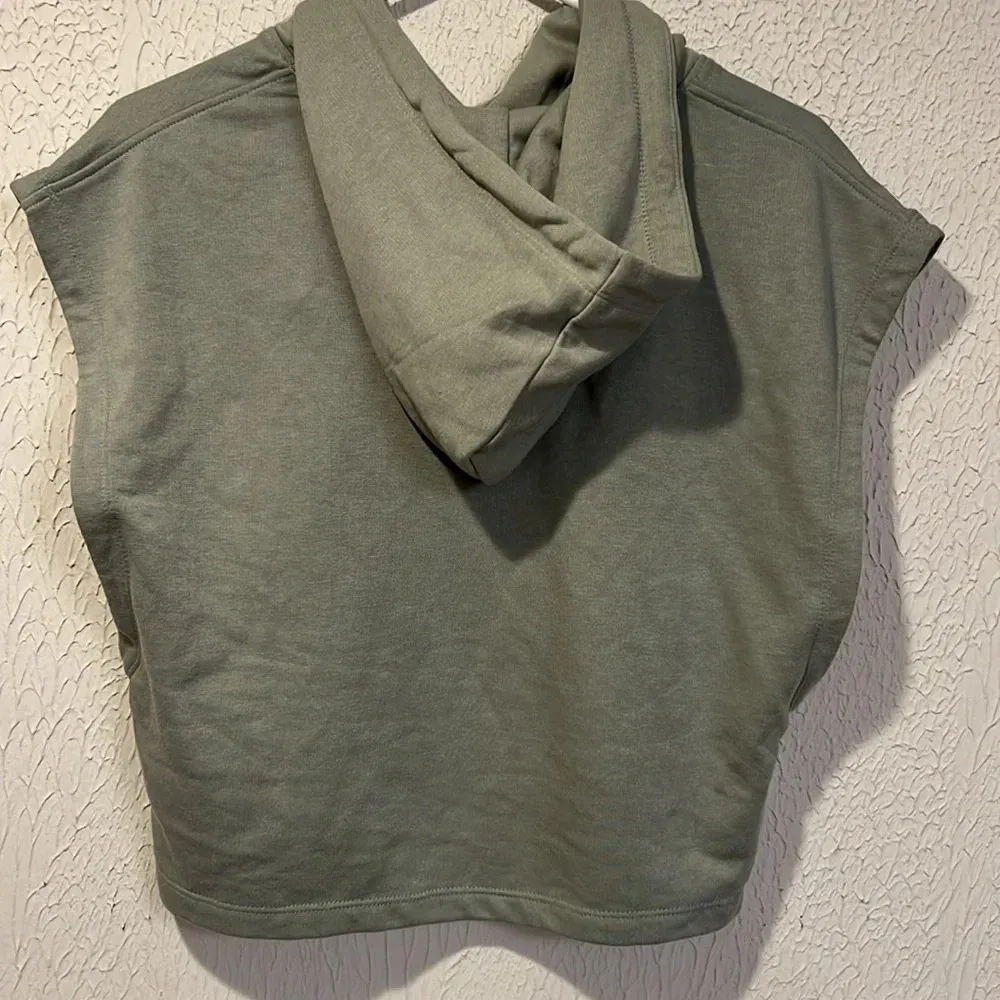 Zara Sage Green cropped sleeveless hoodie size small - Image 12