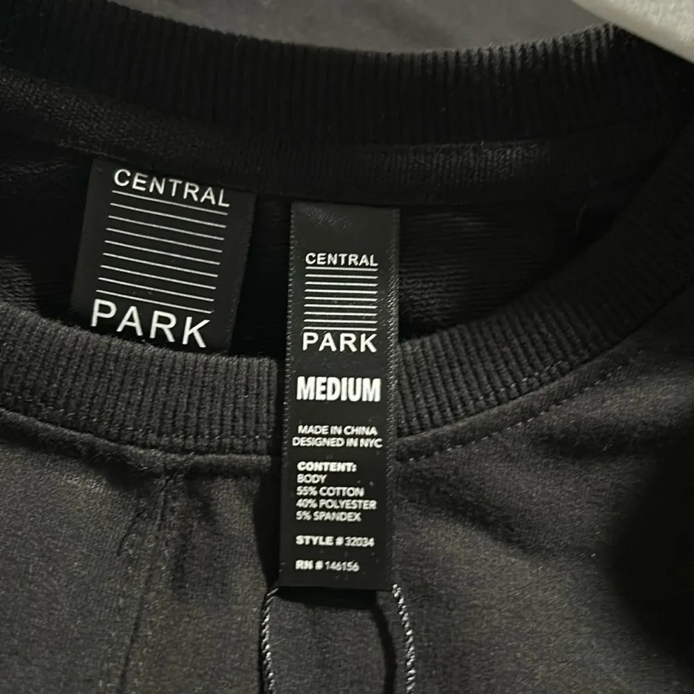 Central Park Active Size M Sweatshirt Asymmetrical Hem and Side Slit Black Size M - Image 4