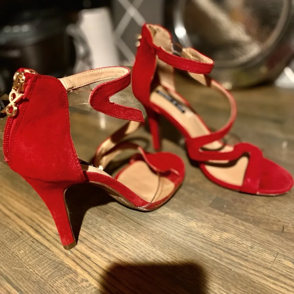 EUC Parker & Sky Women’s Strappy Red Velvet 4” Stilettos Size: 7 M - Image 3