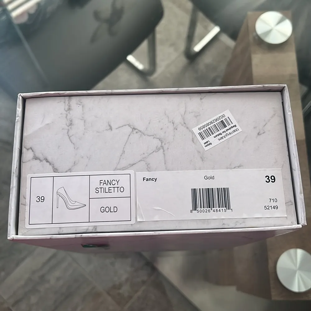 Jessica Rich Fancy Stiletto Clear Vinyl Pumps, Gold Size 39 New in Box + DustBag - Image 13