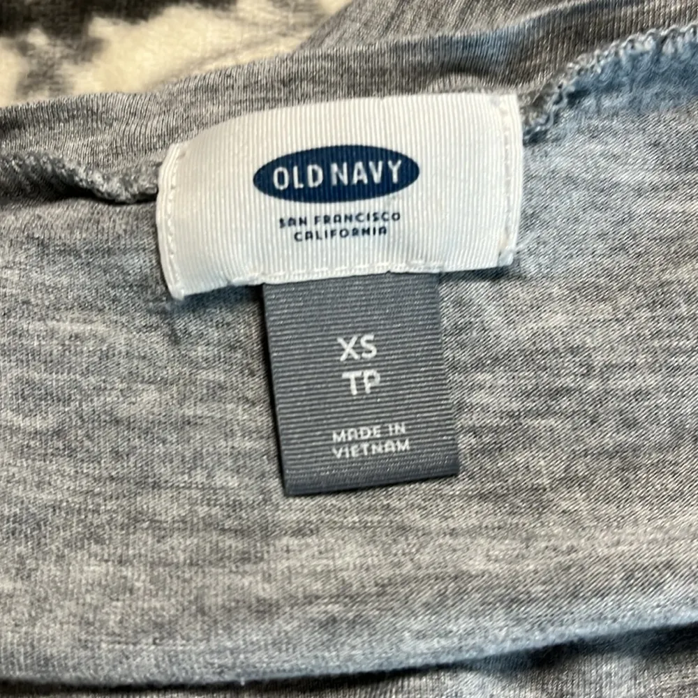 Old Navy V Neck Gray Tee Short Sleeve Shirt Womens Oversized Small - Image 6