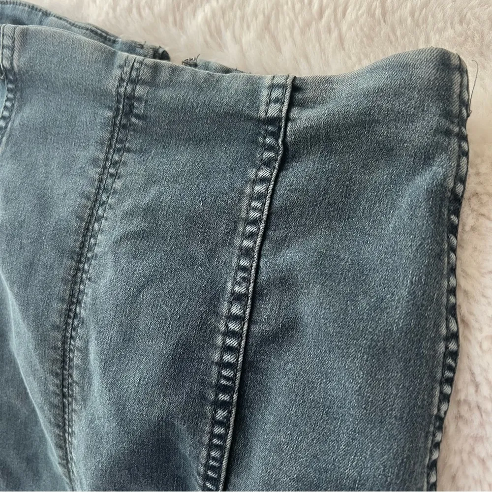 Super stretchy blue denim mini skirt
FP Modern Femme faded indigo - Image 6