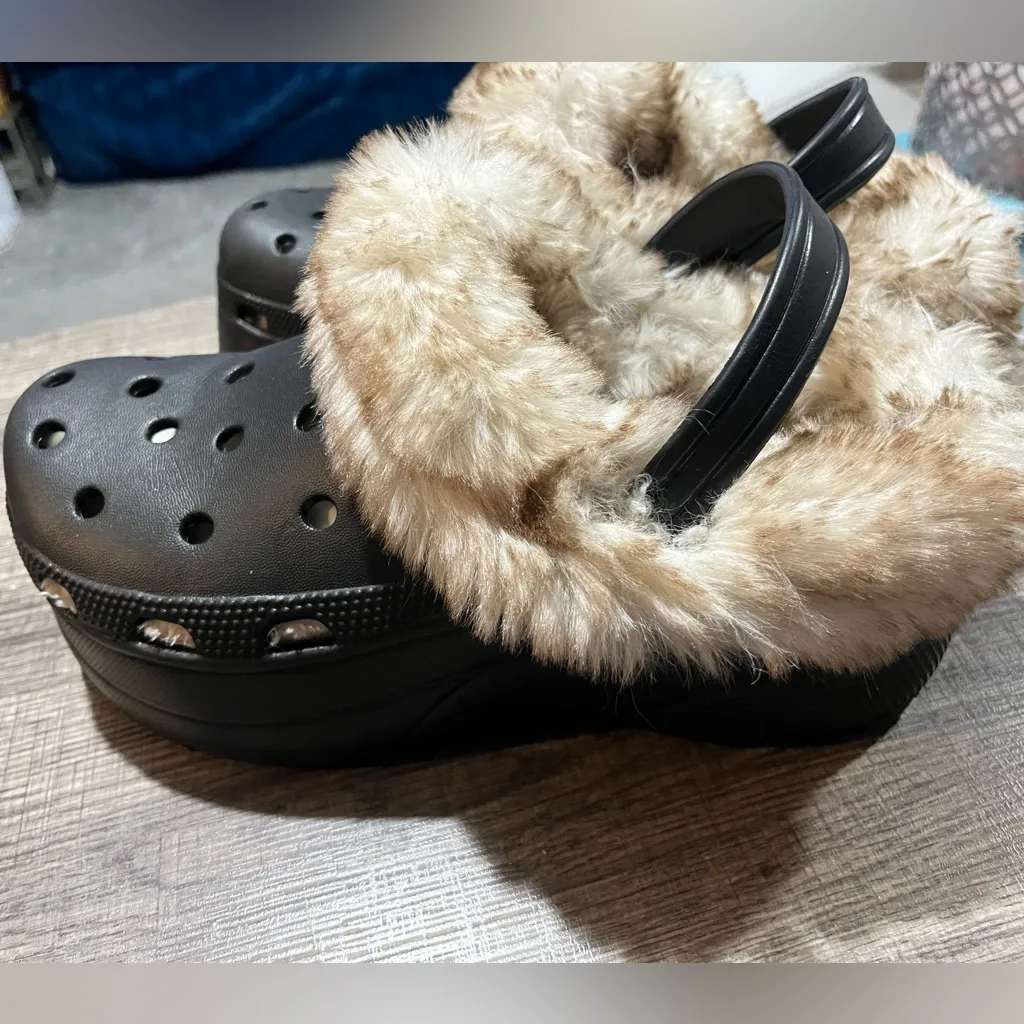 Olivia Miller faux-fur clogs. platform sole,cozy faux-fur lining.  Size 8.5 - Image 3