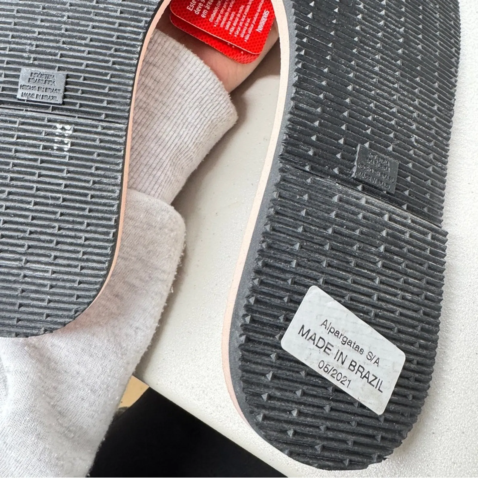 Havaianas Grey Silver Thong Sandals Womens 11/12 NWT Beachy Vacation Flats - Image 8