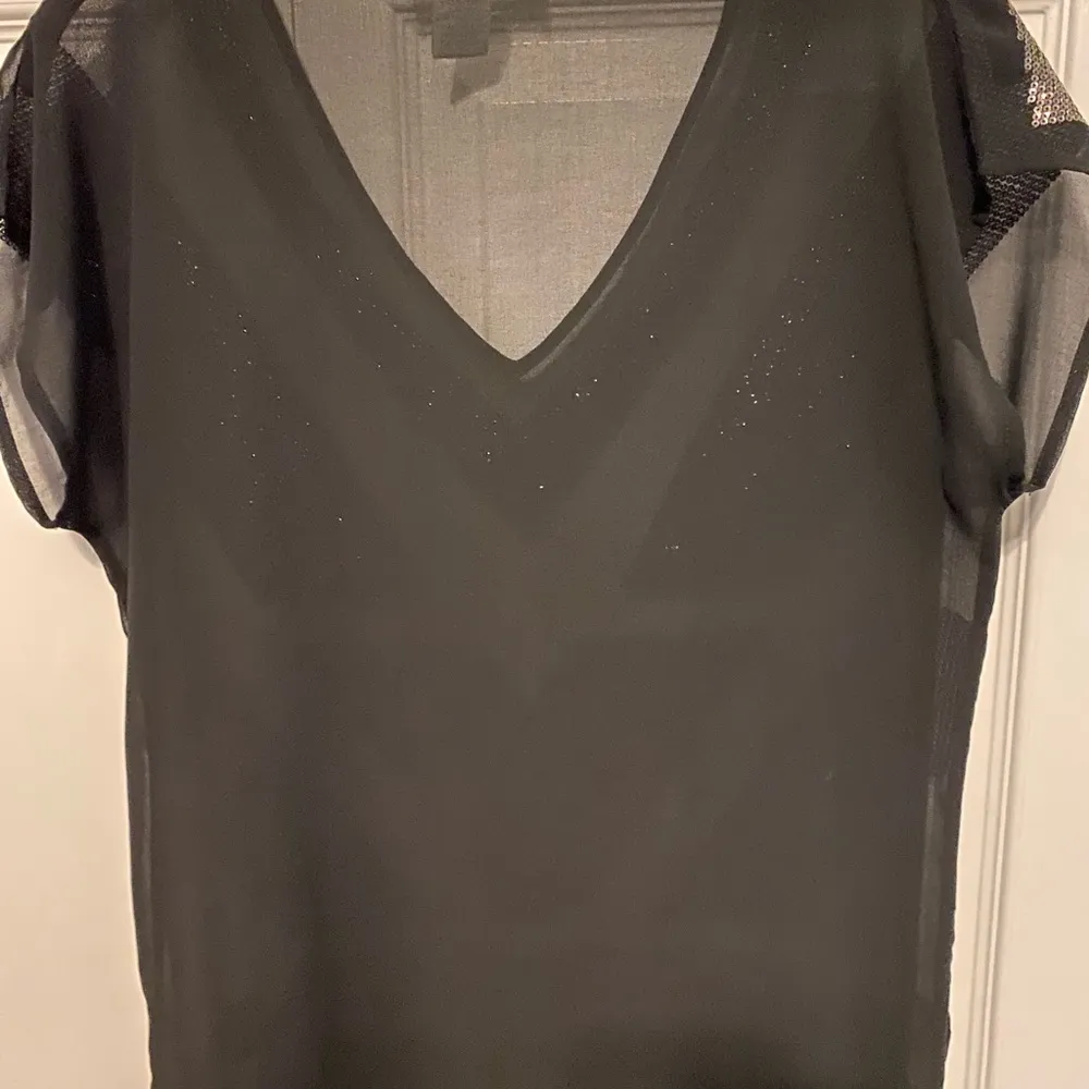 Design History black sparkly sheer top in medium - Image 4