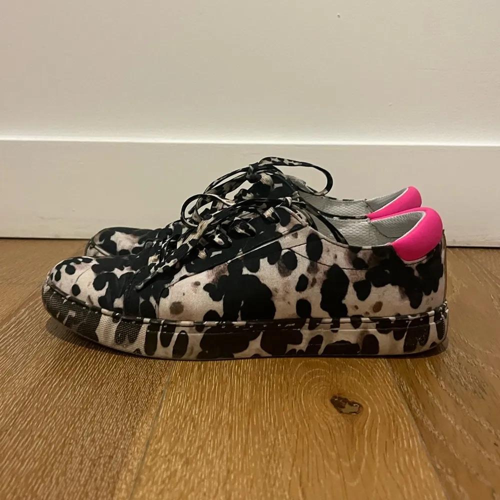 Gently worn Kenneth Cole Kam Eo Sneaker women’s size 8.5 Black - Image 2