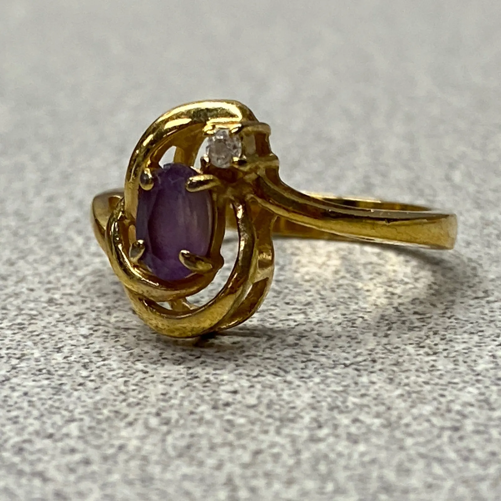 Vintage Gold Tone Taiwan Stamped Oval Amethyst CZ Swirl Fashion Ring Size 5.75 Purple - Image 4