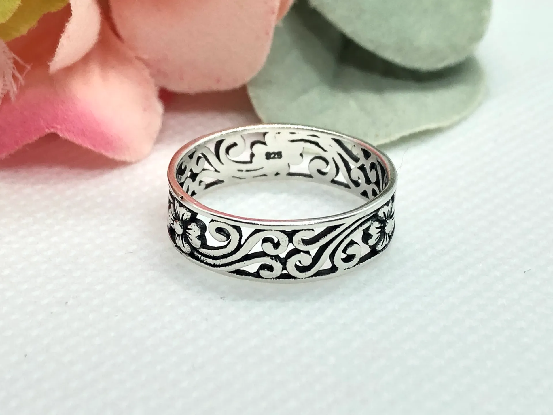 Flower Leaves Eternity Band | Size 8 Silver - Image 2