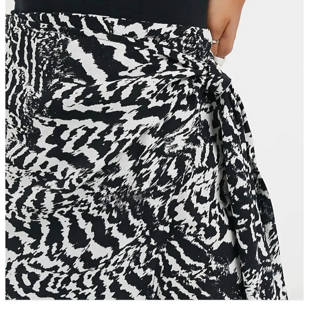 NWOT Topshop Wrap Sarong Skirt in Black Mono Size 6 Maternity - Image 3