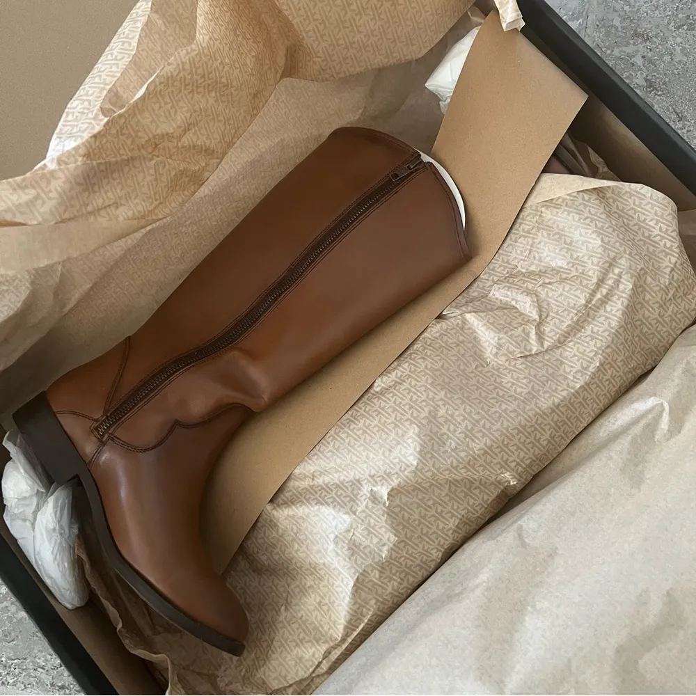 FRYE Leather Tall Boots in Cognac Brown, Western Inside Zip Size 5M NEW - Image 9