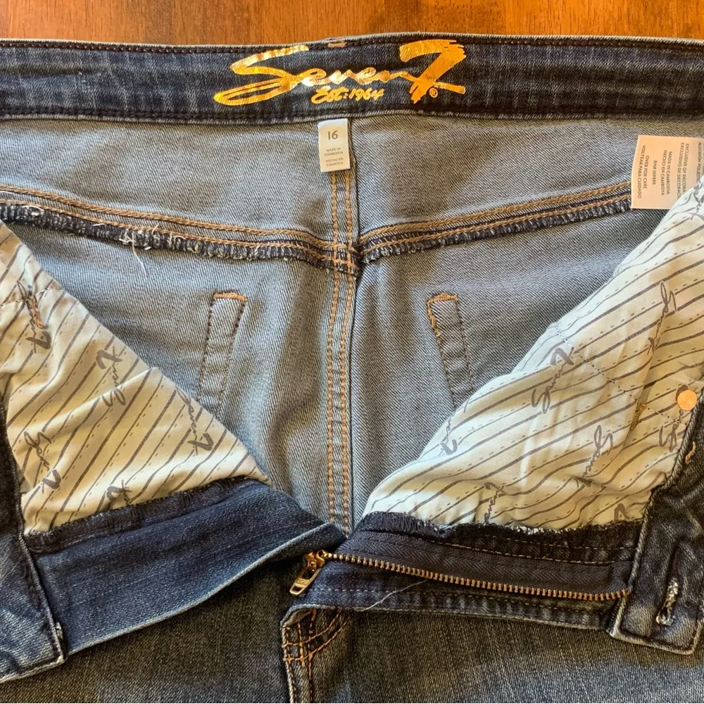 Seven 7 jeans. Size 16 medium blue wash Angled frayed hem. Button and zip close - Image 3