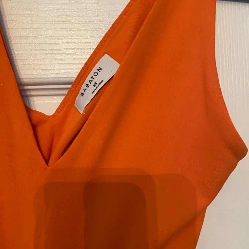 **WORN ONCE BABATON CONTOUR VNECK TANK** - Image 3