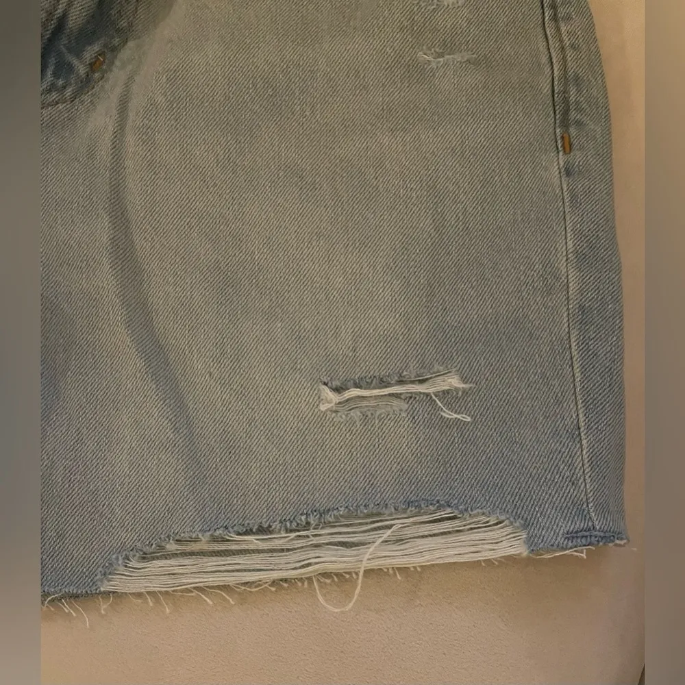 NWT Old Navy HR Distressed Jean Shorts Light Blue Size 4 Slouchy Straight - Image 11