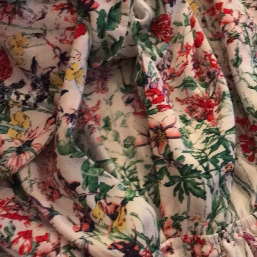 NWOT! Gorgeous New Do + Be Floral Romper Small - Image 9