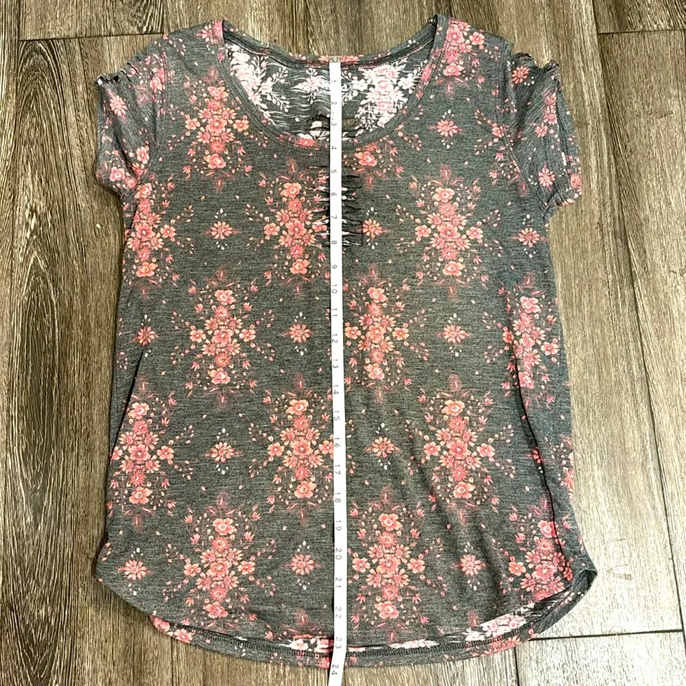 Women’s Mudd Size Large floral short sleeve top (NWOT) - Image 4