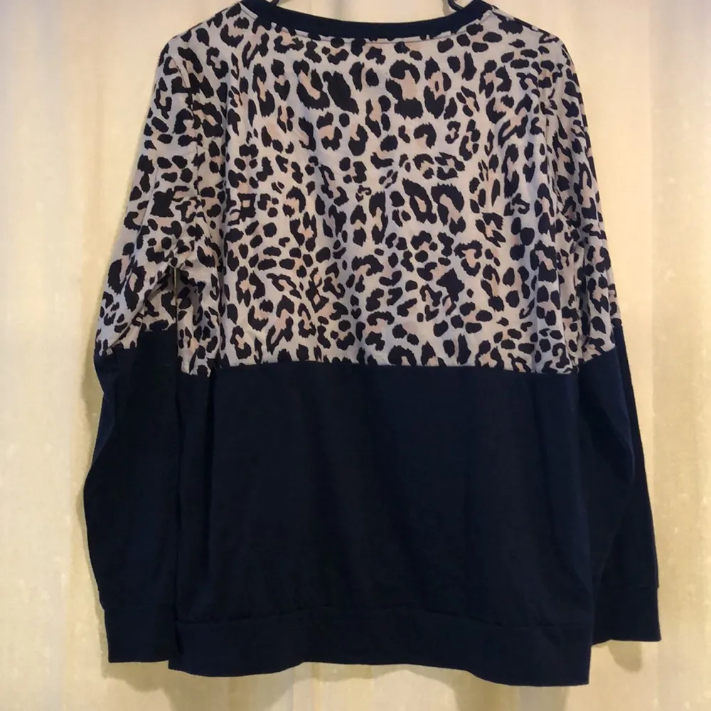 🔹4 for $30 C+D+M Navy and Leopard Lightweight Sweatshirt, size XL Blue - Image 4