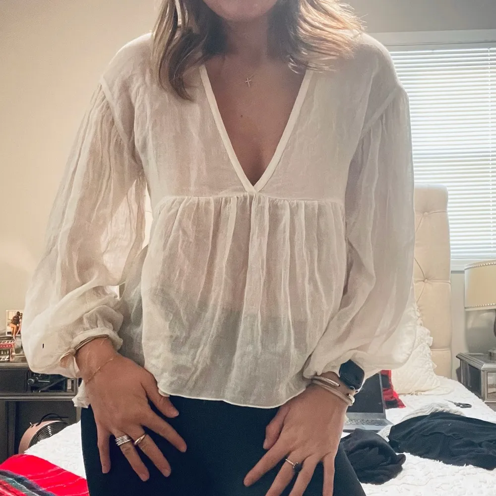 NWOT Zara white v neck baby doll long sleeve top / shirt/ blouse! - Image 2