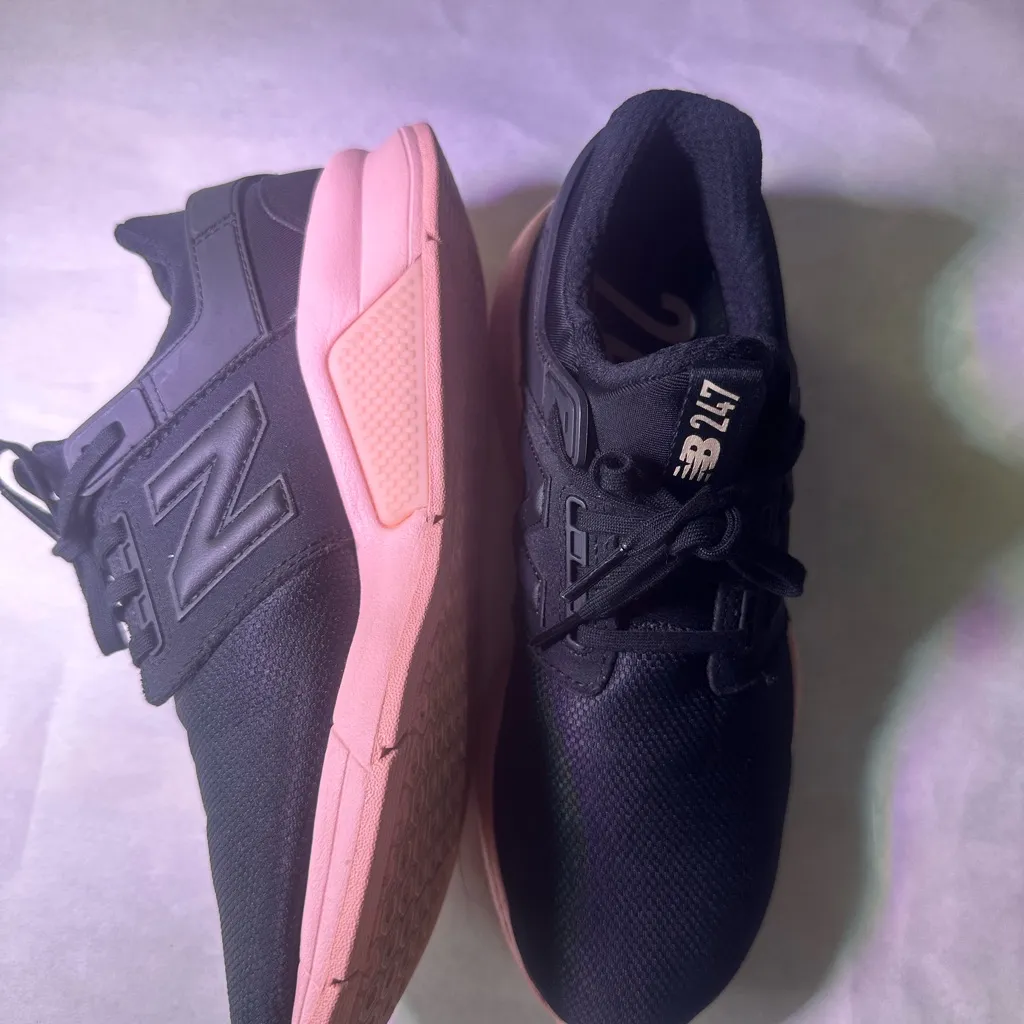 New Balance Women's Sneakers in Black and Pink - Image 5