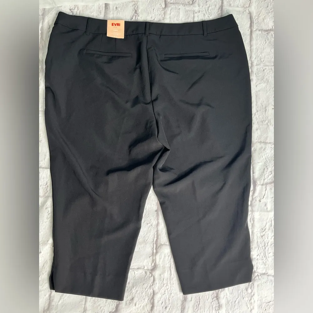 EVRI mid rise black capri pant new with tags size 24W - Image 5