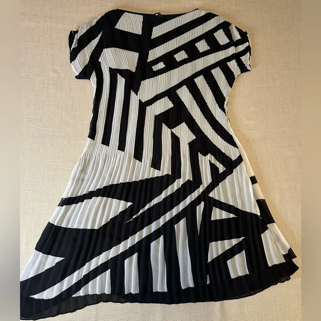 VEECA Size XL Black White Abstract Print Sheer Pleated Crinkle Layered Dress - Image 8