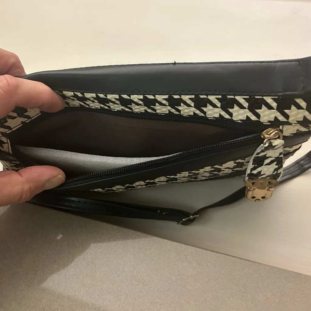 Bag Chic Houndstooth Crossbody Bag in Black and Cream By Jingpin
NEW! - Image 4