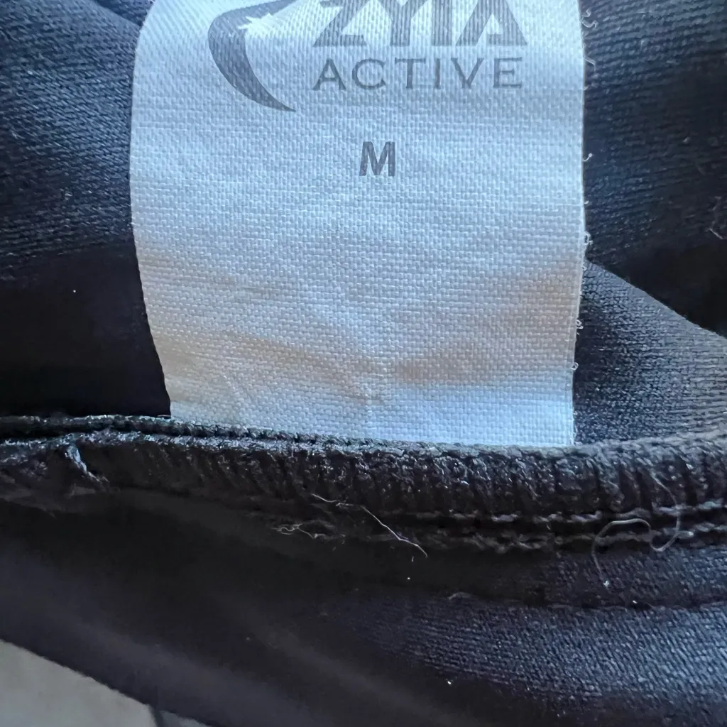 Zyia Activewear Black Zip-Front Sports Bra size Medium - Image 8