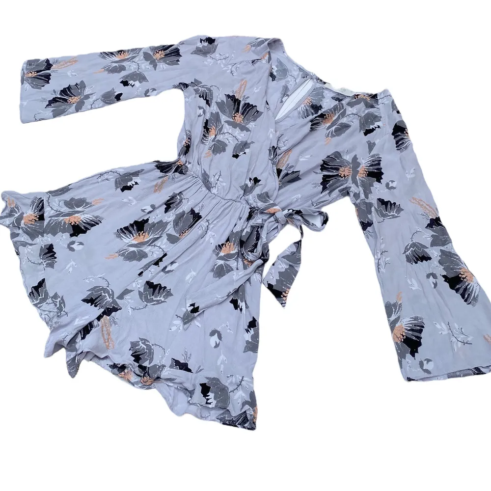 ASTR The Label Floral Romper Gray Women's Size Extra Small Poppy - Image 6