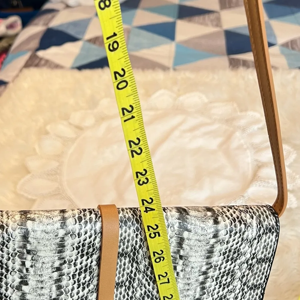 Jaclyn Smith Faux Snake Reptile Print Clutch Or Crossbody Purse Removable Strap - Image 5