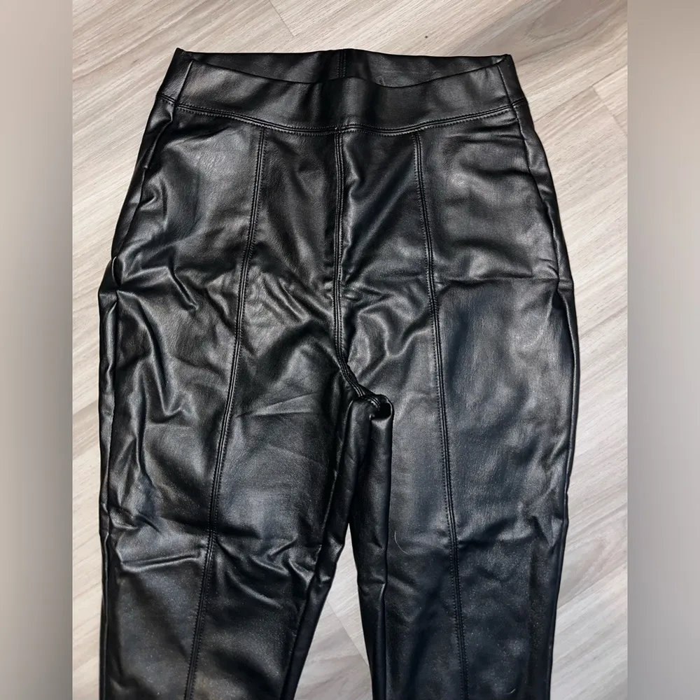 NWT Ci Sono Faux Leather Straight Leg Leggings Women’s Elastic Trim Skinny Pants - Image 3