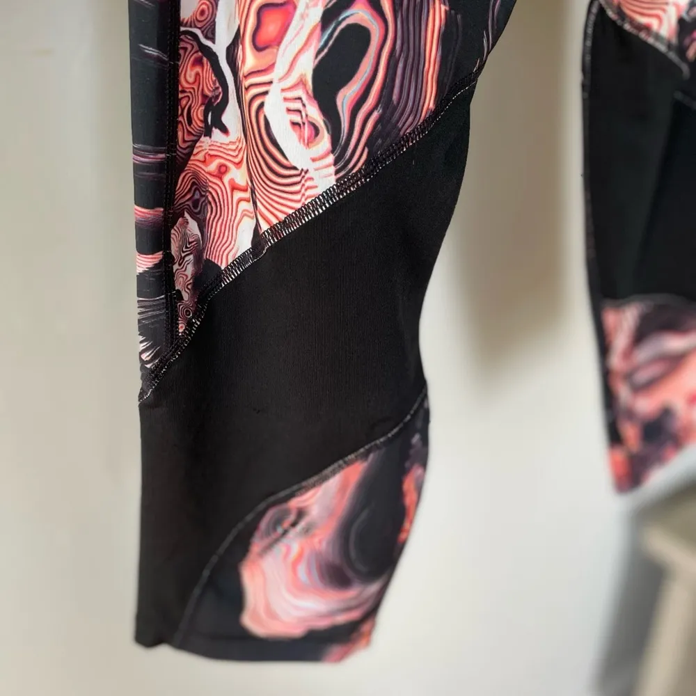 Nike Pro Dri-Fit Mesh Panel Cropped Legging Graphic Swirl Print Size Medium - Image 3